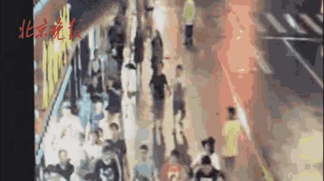 上海市南京西路上的一家店鋪廣告牌突然墜落，傷6人，3人搶救無效死亡