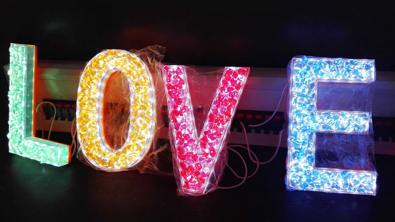 亞克力水晶字怎么報(bào)價(jià)_水晶字和亞克力吸塑發(fā)光字的區(qū)別_亞克力水晶廣告字標(biāo)牌