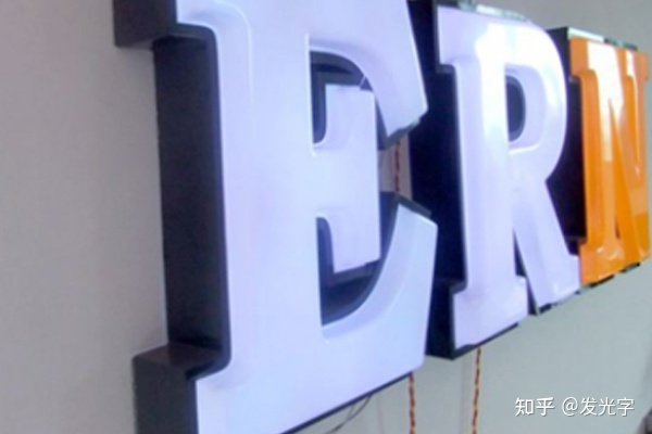 亞克力板字體_亞克力鏤空板_吸塑板和亞克力區(qū)別