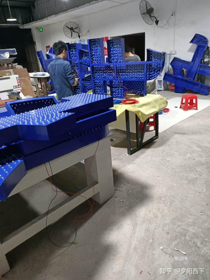 發(fā)光字標識制作_led發(fā)光胸章制作原理_led發(fā)光風箏如何制作