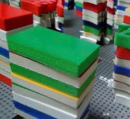 雪弗板與pvc的區(qū)別_pvc板和雪弗板的區(qū)別_雪弗板和pvc板哪個(gè)貴