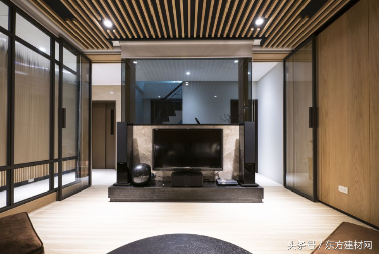 電視背景墻最佳顏色_墻到墻3米2電視買多大的電視_海信電視最佳顏色調(diào)試