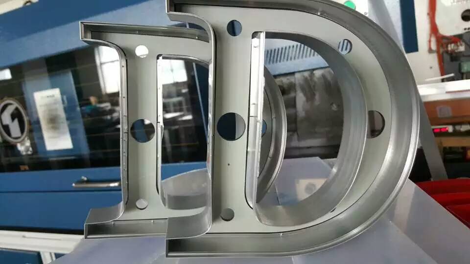 亞克力發(fā)光字的價(jià)格表_亞克力發(fā)光標(biāo)識(shí)_底部發(fā)光亞克力字