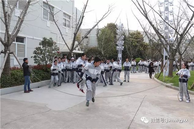 學(xué)生個(gè)人展示墻_學(xué)校展示欄設(shè)計(jì)圖片_學(xué)校文化墻學(xué)生展示欄